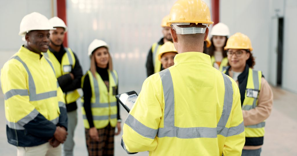 Veiligheidsinstructie aan medewerkers tijdens BHV- of VCA-training op de werkvloer