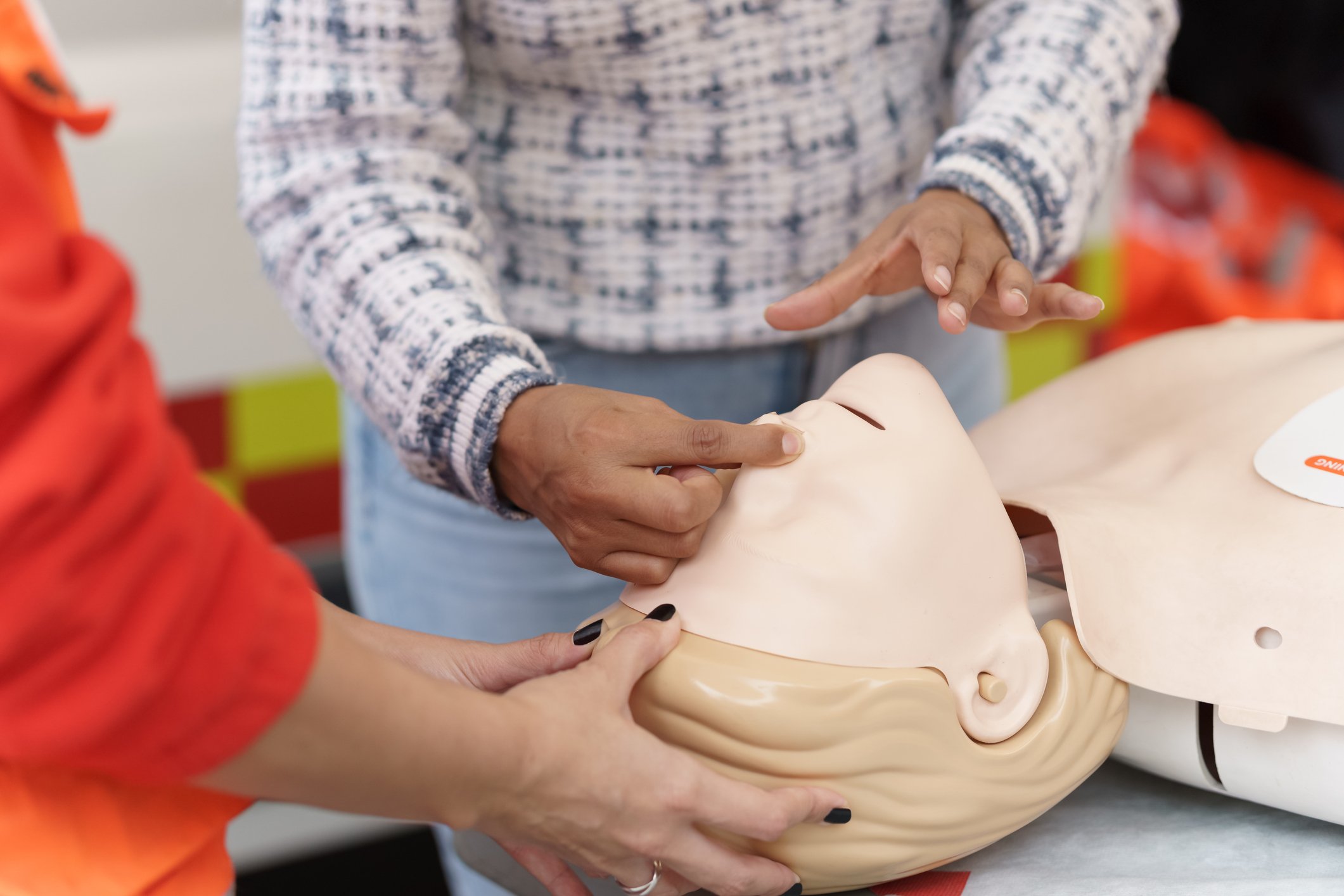 BHV-training met reanimatie-oefening op oefenpop onder begeleiding van gecertificeerde trainer